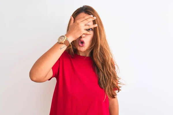 Joven Pelirroja Vistiendo Una Camiseta Casual Roja Que Tambalea Sobre —  Fotos de Stock