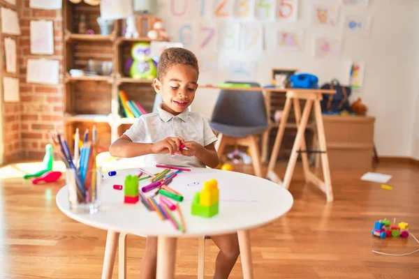 Vacker Afrikansk Amerikansk Barn Ritning Med Papper Och Markör Penna — Stockfoto