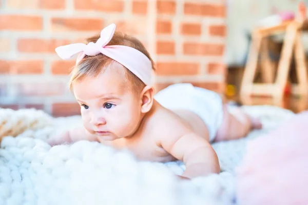 Bebê Adorável Deitado Sobre Cobertor Chão Casa Recém Nascido Relaxante — Fotografia de Stock
