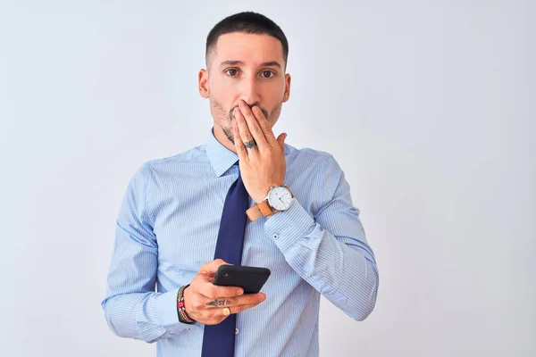 Junger Gutaussehender Geschäftsmann Mit Smartphone Über Isoliertem Hintergrunddeckel Mund Mit — Stockfoto