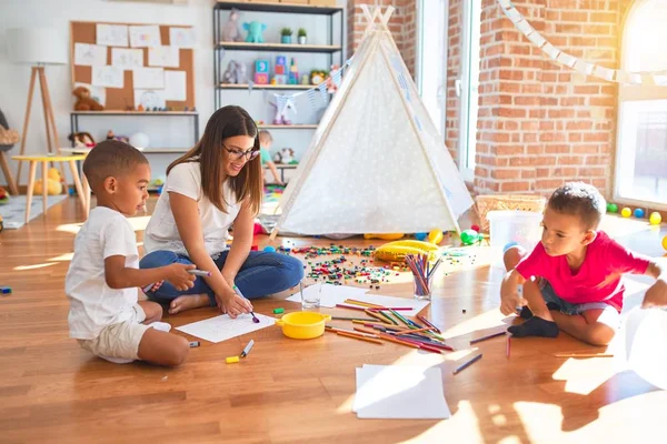 Young Beautiful Teacher Toddlers Sitting Floor Drawing Lots Toys Kindergarten — Stock Photo, Image