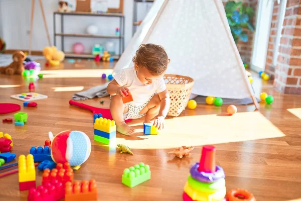 Entzückendes Kleinkind Spielt Kindergarten Mit Bauklötzen Jede Menge Spielzeug — Stockfoto