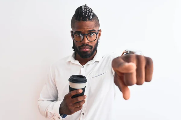 Uomo Affari Afroamericano Con Trecce Che Beve Caffè Sfondo Bianco — Foto Stock