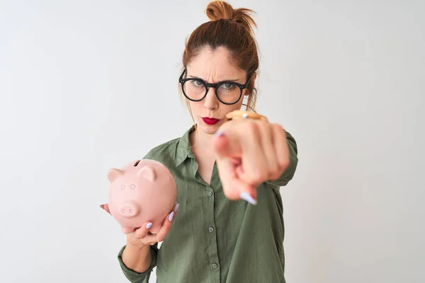 Mooie Roodharige Vrouw Draagt Een Bril Met Een Spaarvarken Bank — Stockfoto