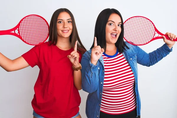 Jonge Mooie Sportvrouwen Houden Tennisracket Staande Geïsoleerde Witte Achtergrond Verrast — Stockfoto