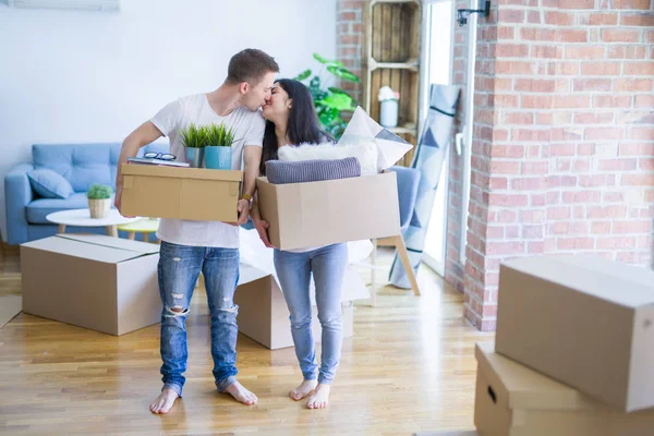 Jong Mooi Paar Nieuw Huis Rond Kartonnen Dozen — Stockfoto