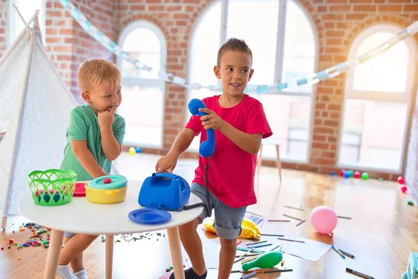 Adoráveis Crianças Brincando Torno Muitos Brinquedos Jardim Infância — Fotografia de Stock