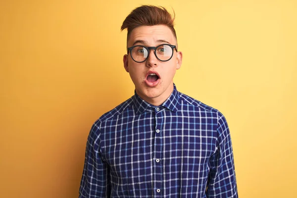 Sarı Arka Planda Gözlüklü Sıradan Gömlek Gözlük Takan Genç Yakışıklı — Stok fotoğraf