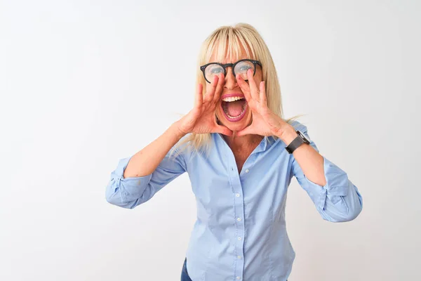 Medelålders Affärskvinna Bär Elegant Skjorta Och Glasögon Över Isolerad Vit — Stockfoto
