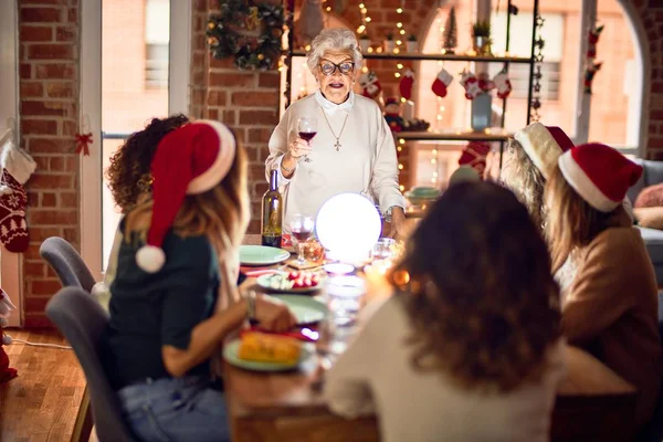 Mooie Groep Vrouwen Die Blij Zelfverzekerd Glimlachen Een Van Hen — Stockfoto