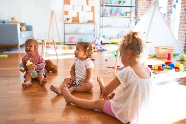 Entzückende Kleinkinder Die Kindergarten Auf Dem Boden Sitzen Und Jede — Stockfoto