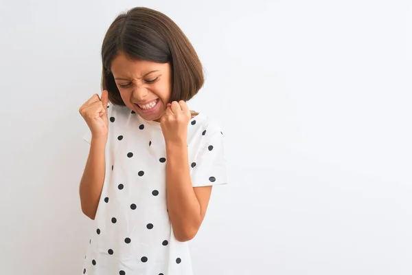 孤立した白い背景の上に立ってカジュアルなTシャツを着て若い美しい子供の女の子は非常に幸せと腕を上げて勝者のジェスチャーを行う興奮 笑顔と成功のために叫んで お祝いのコンセプト — ストック写真