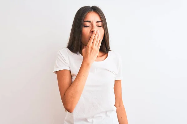 Joven Hermosa Mujer Con Camiseta Casual Pie Sobre Fondo Blanco —  Fotos de Stock