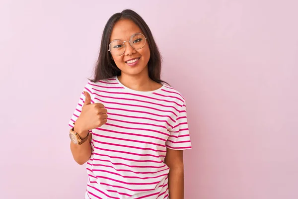 Jonge Chinese Vrouw Draagt Gestreept Shirt Bril Geïsoleerde Roze Achtergrond — Stockfoto