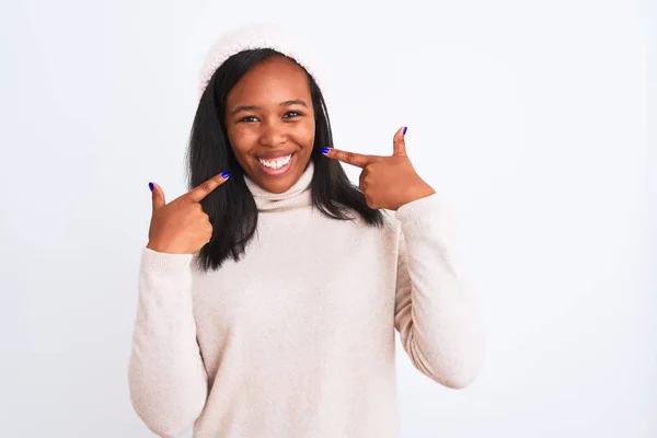 Mooie Jonge Afro Amerikaanse Vrouw Draagt Coltrui Winterhoed Lachend Vrolijk — Stockfoto