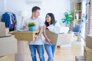 Karton kutuların etrafındaki yeni evde güzel bir çift.