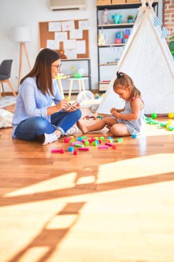 Çocuk, danışman ve davranış düzeltmesi hakkında konuşan ve tedavi eden genç bir terapist. Pedagog maaş odasında not alıyor.