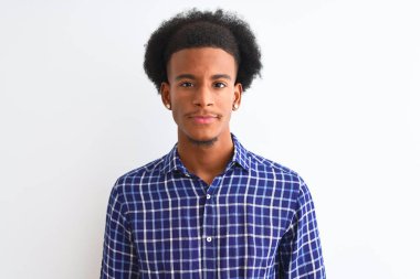 Yüzünde ciddi bir ifade olan, izole edilmiş beyaz arka planda duran, gündelik tişört giyen genç Afro-Amerikan bir adam. Basit ve doğal bir şekilde kameraya bakıyorsun..
