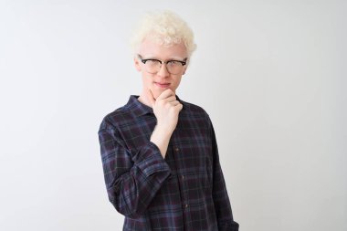 Genç albino sarışın, günlük gömlek ve gözlük takan, izole edilmiş beyaz arka planda kameraya güvenen kolları çapraz ve çenesi havada gülümseyen bir adam. Olumlu düşünüyorum..