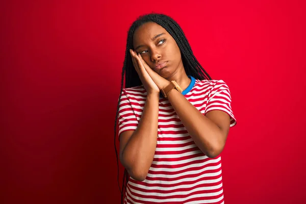 Mujer Afroamericana Joven Con Camiseta Rayas Pie Sobre Fondo Rojo — Foto de Stock