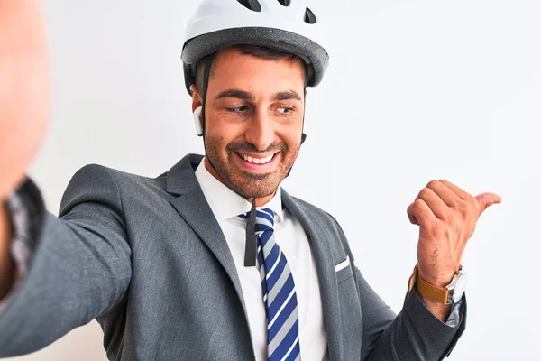 Jovem Homem Negócios Bonito Usando Capacete Bicicleta Tomando Uma Selfie — Fotografia de Stock