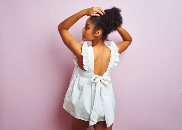 エレガントな白いTシャツを着て立っている若い美しいアフリカ系アメリカ人のティーンエイジャーの女の子 — ストック写真