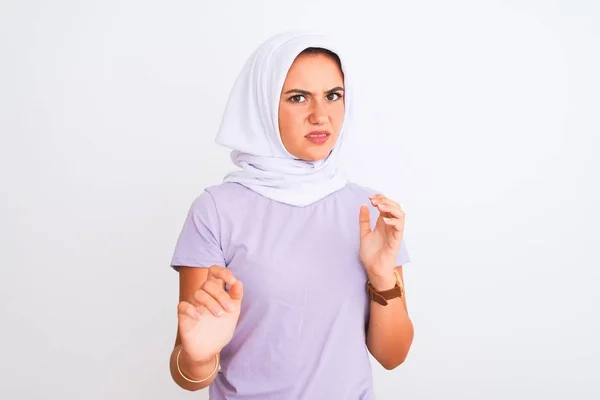 Menina Arábica Bonita Nova Vestindo Hijab Sobre Fundo Branco Isolado — Fotografia de Stock