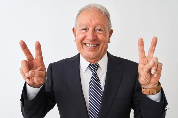 Senior Grauhaarige Geschäftsmann Anzug Steht Vor Isoliertem Weißen Hintergrund Lächelnd — Stockfoto