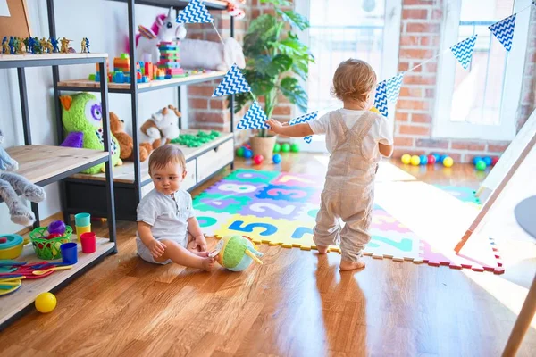 Hermosos Niños Jugando Alrededor Montón Juguetes Jardín Infantes — Foto de Stock