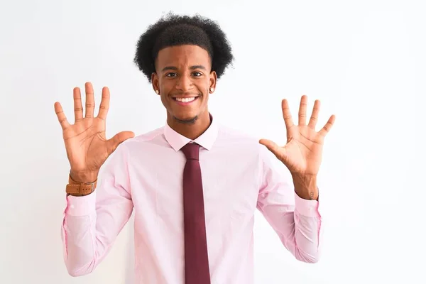 고립된 넥타이를 아프리카 미국인 사업가 자신감 행복하게 웃으면서 손가락으로 손가락을 — 스톡 사진