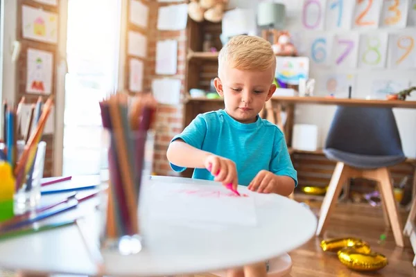 Jonge Blanke Jongen Die Kleuterschool Tekent Met Kleurpotloden Kleuterjongen Blij — Stockfoto