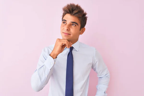 Молодой Красивый Бизнесмен Рубашке Галстуке Стоит Изолированном Розовом Фоне Рукой — стоковое фото