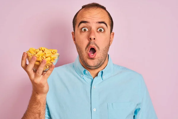 Joven Sosteniendo Tazón Con Pasta Macarrones Pie Sobre Fondo Rosa — Foto de Stock