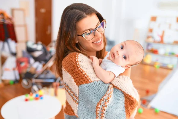 Jonge Mooie Vrouw Haar Baby Staan Thuis Moeder Houden Knuffelen — Stockfoto