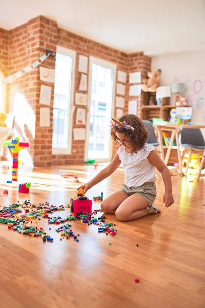 Schönes Kleinkind Mit Brille Und Einhorn Diadem Spielt Kindergarten Mit — Stockfoto