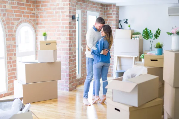 Joven Hermosa Pareja Bailando Nuevo Hogar Alrededor Cajas Cartón —  Fotos de Stock