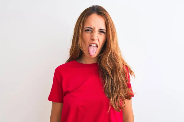 Junge Rothaarige Frau Rotem Lässigem Shirt Das Über Weißem Isoliertem — Stockfoto