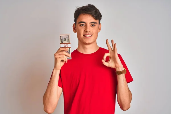 Nastolatek Trzyma Kilka Dolarów Banknotów Odosobnionym Tle Robi Znak Palcami — Zdjęcie stockowe