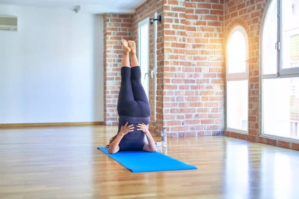 Schöne Sportlerin Mittleren Alters Auf Der Matte Praktiziert Yoga Beim — Stockfoto