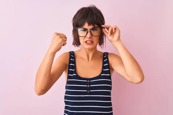 Hermosa Mujer Con Camiseta Rayas Gafas Pie Sobre Fondo Rosa — Foto de Stock