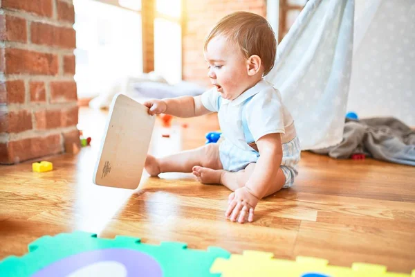 Anaokulunda Bir Sürü Oyuncakla Oynayan Sevimli Bir Çocuk — Stok fotoğraf