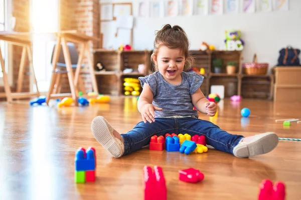 Bellissimo Bambino Seduto Sul Pavimento Giocare Con Giocattoli Dei Blocchi — Foto Stock