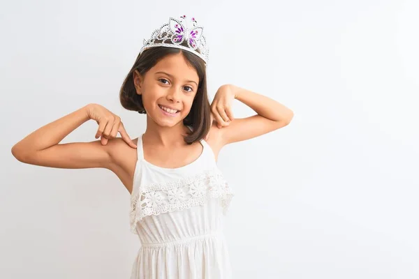 Mooi Kind Meisje Dragen Prinses Kroon Staan Geïsoleerde Witte Achtergrond — Stockfoto