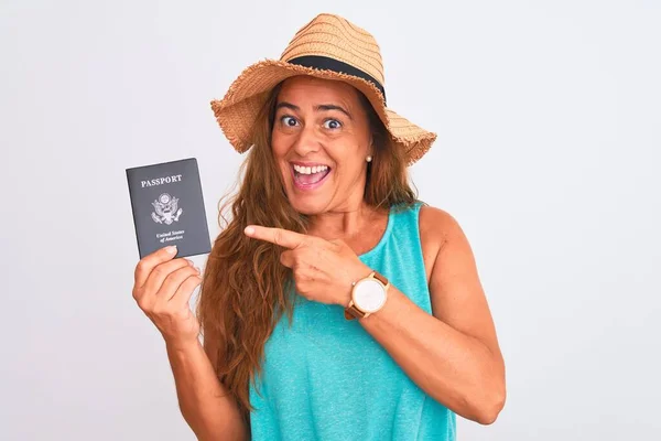 Medelåldern Mogen Turist Kvinna Innehar Usa Pass Över Isolerad Bakgrund — Stockfoto