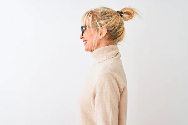 터틀넥 스웨터를 안경을 여성은 자신있는 미소를 머금고 스러운 얼굴로 긴장을 — 스톡 사진