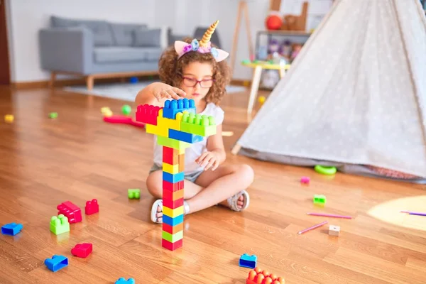 Bello Bambino Che Indossa Occhiali Diadema Unicorno Seduto Giocare Con — Foto Stock