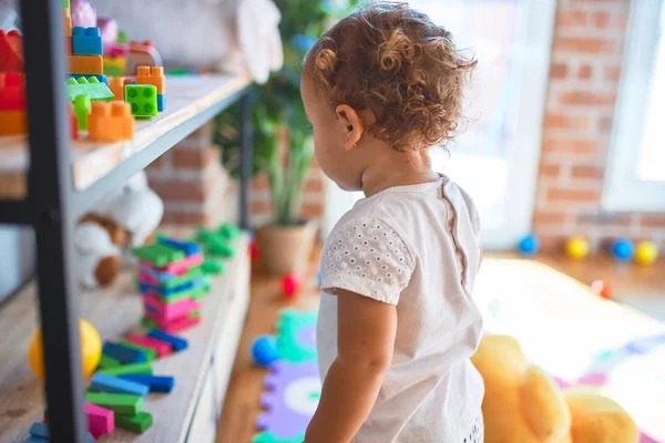 可爱的幼儿在幼儿园玩很多玩具 — 图库照片