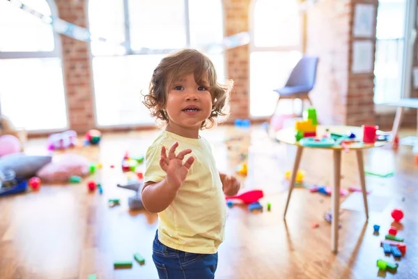 Niño feliz aprendiendo a contar en el ábaco. — Foto de stock