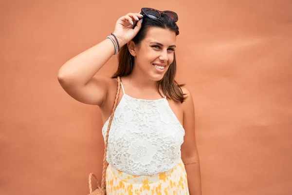 Schönes Mädchen Lehnt Orangefarbener Wand Junge Freundliche Frau Lächelt Glücklich — Stockfoto
