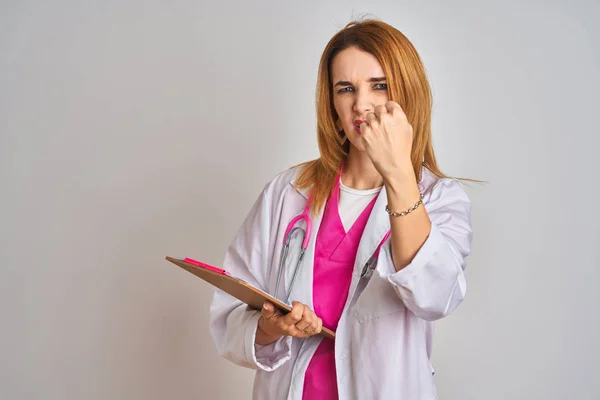 Ruiva Branca Médica Mulher Vestindo Estetoscópio Rosa Segurando Prancheta Irritado — Fotografia de Stock